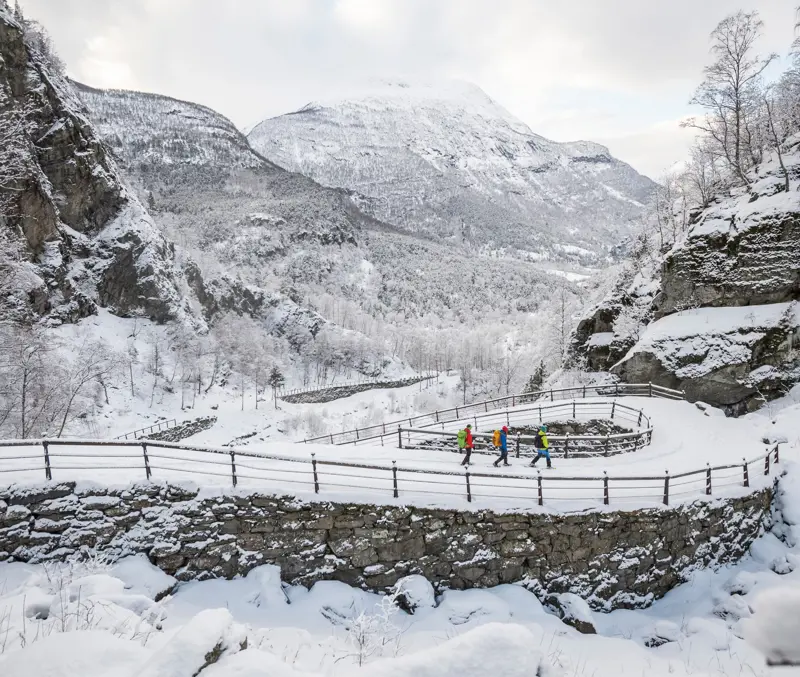 Three people on a snowshoe hike on Kongevegen, Vindhellavegen