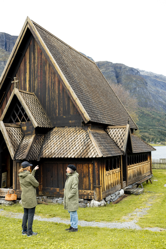 Gjest og guide utenfor Øye Stavkyrkje i Vang