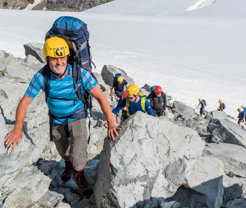 Etter breen venter lett klyving og vandring i steinur mot toppunktet på 2157 moh