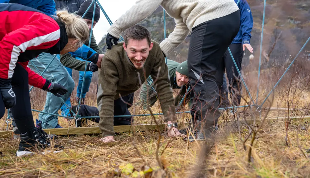 Kollegaer og venner på teambuilding på Tyin Filefjell, her i edderkoppnettet