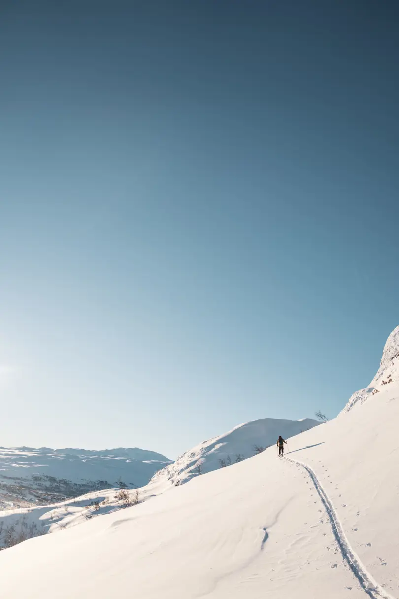 Skikjører på vei mot Skørsnøse på randonnéetur fra Tyin Filefjell