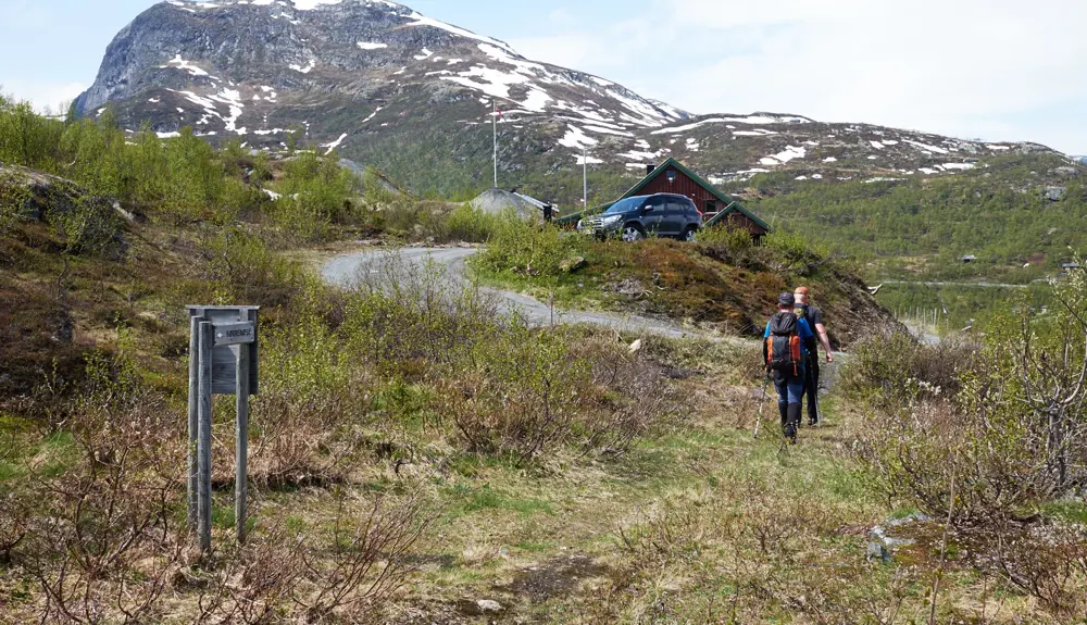 Turgåere på tur rundt vannet Tenla på Tyin Filefjell