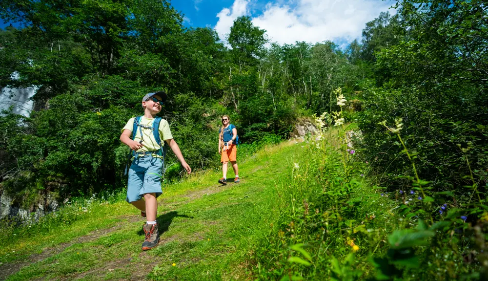 Mother and son on a walk near Galden on the historic Kongevegen