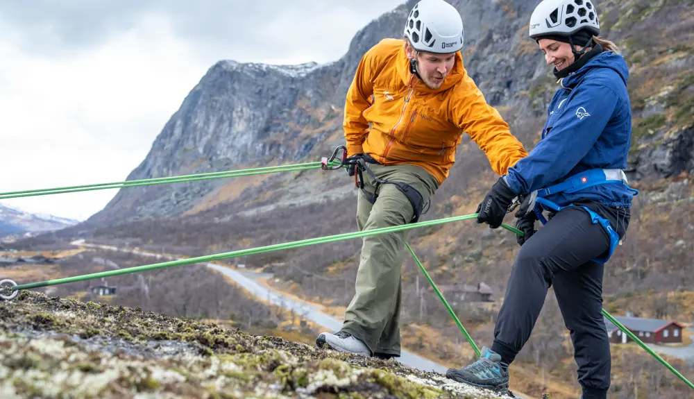 Deltaker rappellerer under veiledning av Tyin Aktiv på teambuilding ved Tyin Filefjell