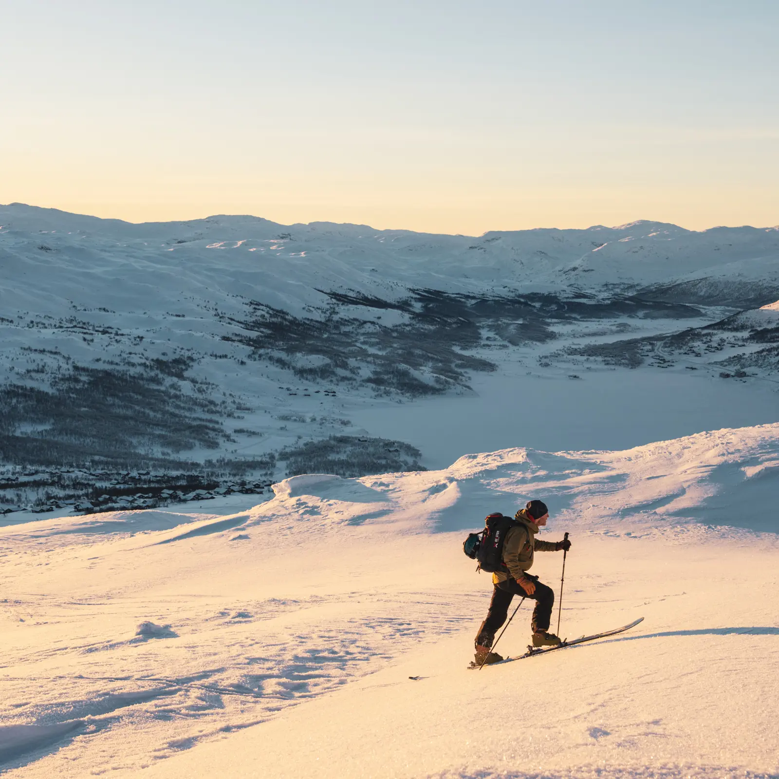 Skier heading towards Skørsnøse on a hiking trip from Tyin Filefjell