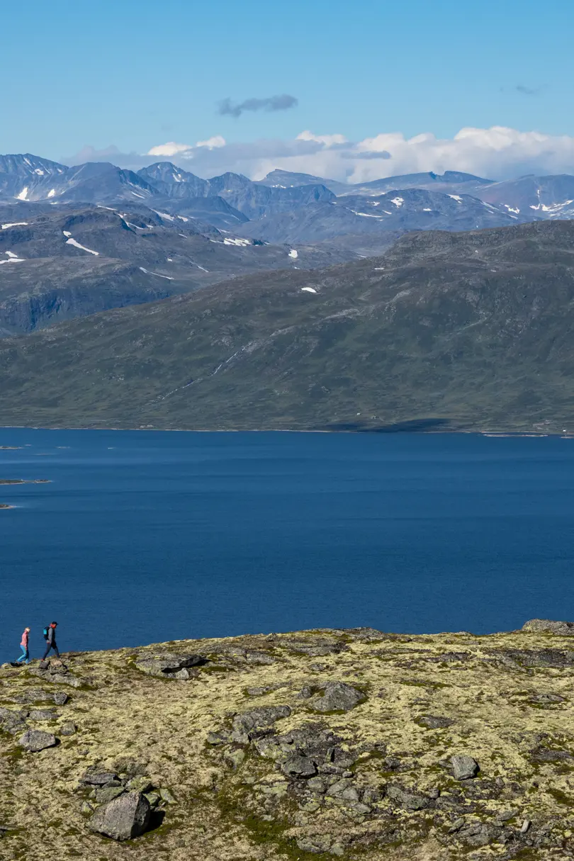 Fjelltur med familien – på vei mot Tyinsølsnøse med Jotunheimen sine tinder i bakgrunnen