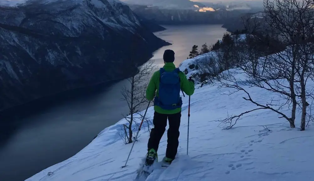 Snowshoeing to Paradisjuvet. 