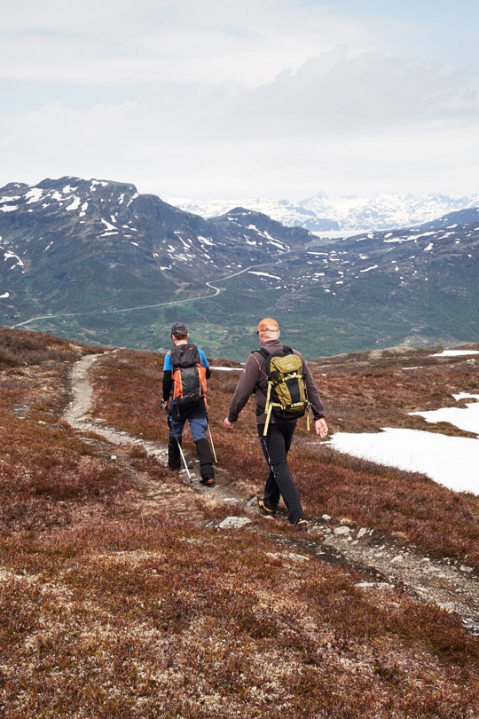 Turgåere på tur rundt vannet Tenla på Tyin Filefjell