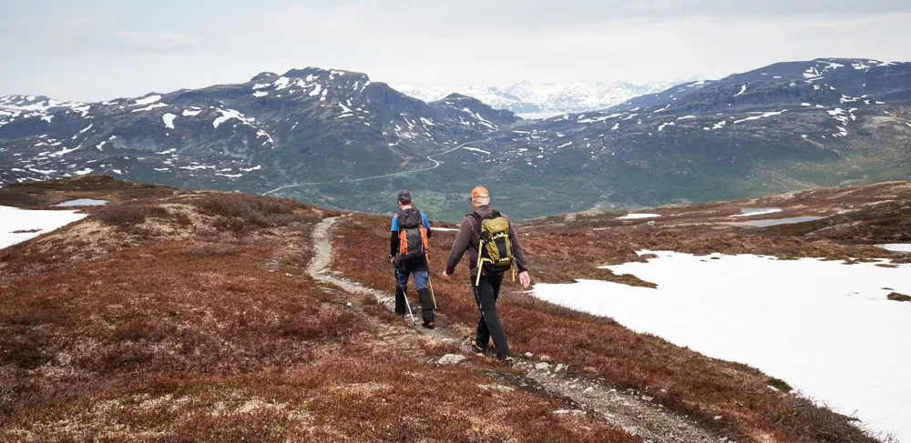 Turgåere på tur rundt vannet Tenla på Tyin Filefjell