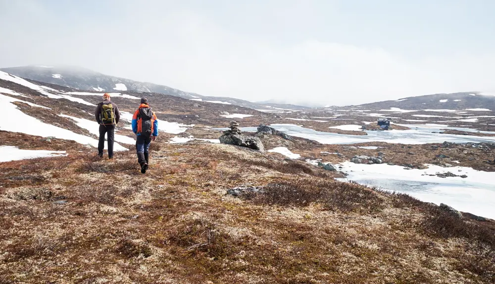 Turgåere på tur rundt vannet Tenla på Tyin Filefjell