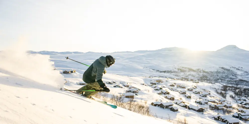 Skigjester i full fart nedover bakkene i Tyin Filefjell Skisenter