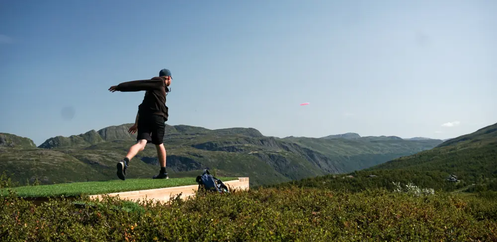 Participant plays frisbee golf at Tyin Filefjell
