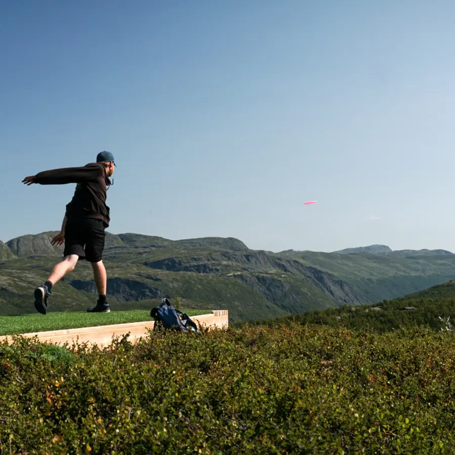 Participant plays frisbee golf at Tyin Filefjell