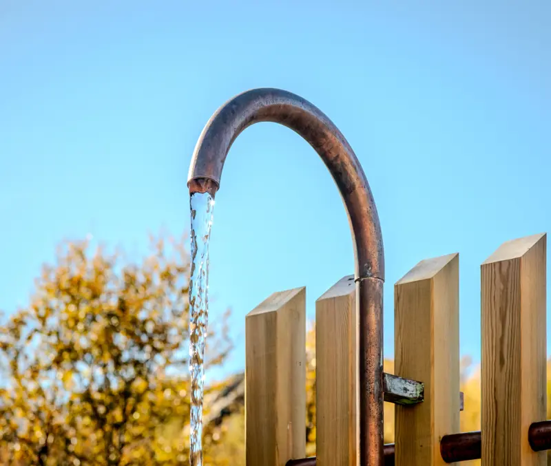 Utendørsdusj ved badstuen på hotellet på Filefjellstuene